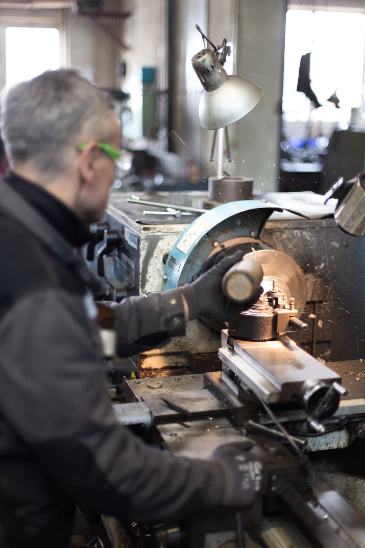 Bearbeitung eines Metallbauteils an der Drehmaschine